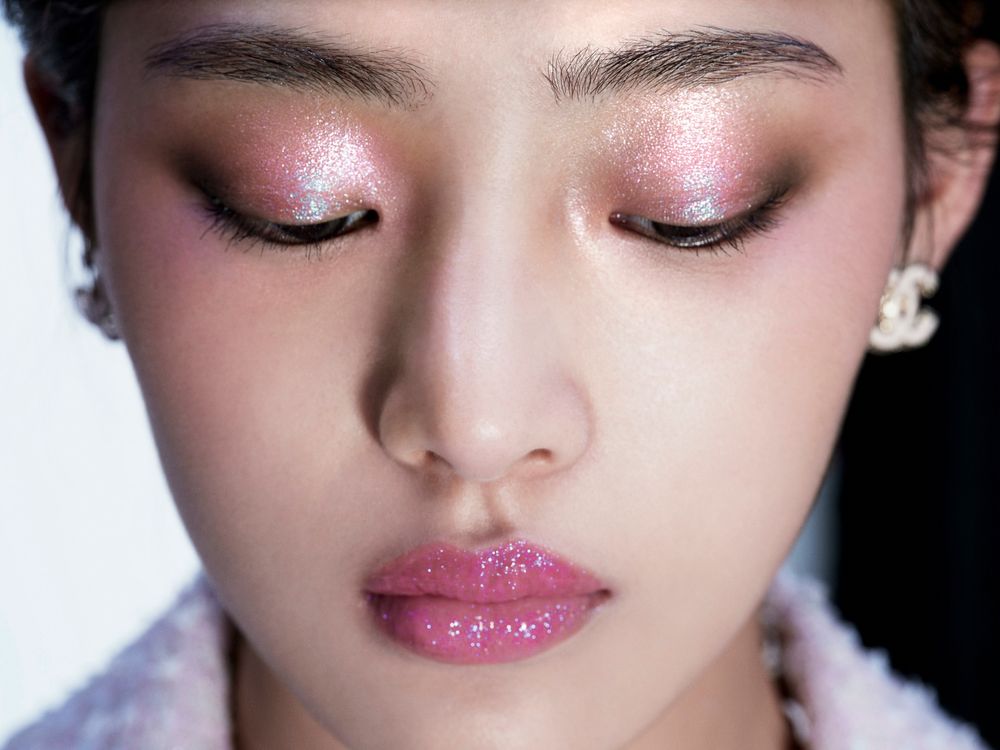 2025最奢華NJ Minji同款眼妝！CHANEL「山茶花限量眼影盤」偏光紫米、莓紅色...，雙眼美成精品！-4