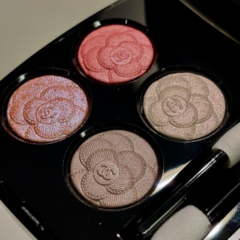 2025最奢華NJ Minji同款眼妝！CHANEL「山茶花限量眼影盤」偏光紫米、莓紅色...，雙眼美成精品！-7