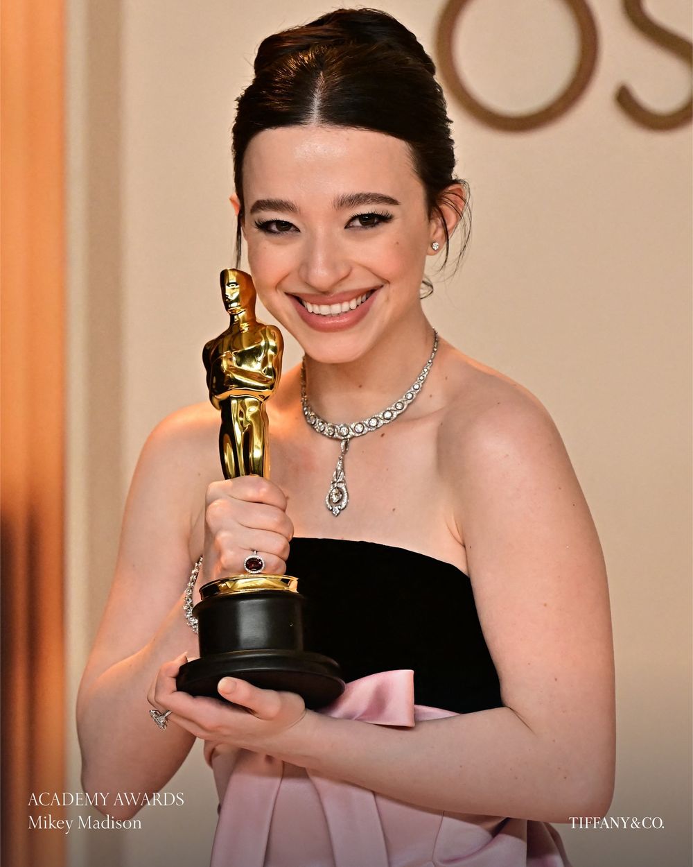 25歲麥琪麥迪遜以《艾諾拉》奪下奧斯卡影后！夢幻禮服珠寶「Dior、Tiffany」頂奢進駐！-2