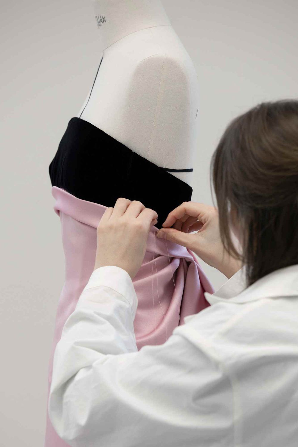 25歲麥琪麥迪遜以《艾諾拉》奪下奧斯卡影后！夢幻禮服珠寶「Dior、Tiffany」頂奢進駐！-3