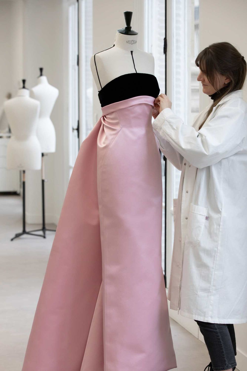 25歲麥琪麥迪遜以《艾諾拉》奪下奧斯卡影后！夢幻禮服珠寶「Dior、Tiffany」頂奢進駐！-5