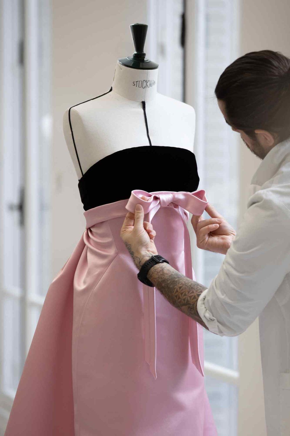 25歲麥琪麥迪遜以《艾諾拉》奪下奧斯卡影后！夢幻禮服珠寶「Dior、Tiffany」頂奢進駐！-4