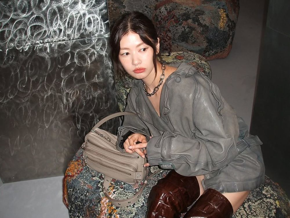 韓劇《媽朋兒》庭沼珉驚喜現身Acne Studios時裝週大秀！美腿長到不可思議！-2
