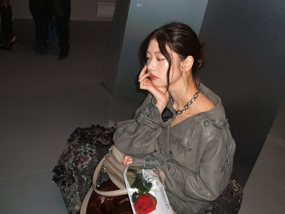 韓劇《媽朋兒》庭沼珉驚喜現身Acne Studios時裝週大秀！美腿長到不可思議！-7