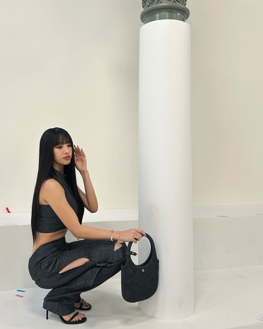 時裝周Natty直接騎重機入場？！有肉頂級好身材巴黎暴動、完全是courrèges女王！-3