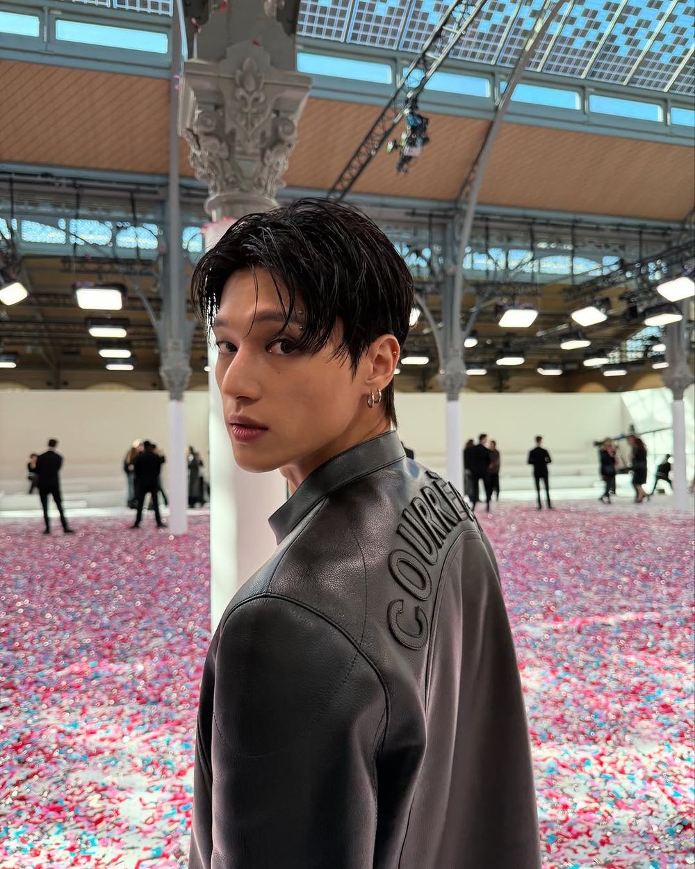 ATEEZ友榮太犯規！直接「半裸上身」出席courrèges大秀、巧克力腹肌根本極品男神！-2