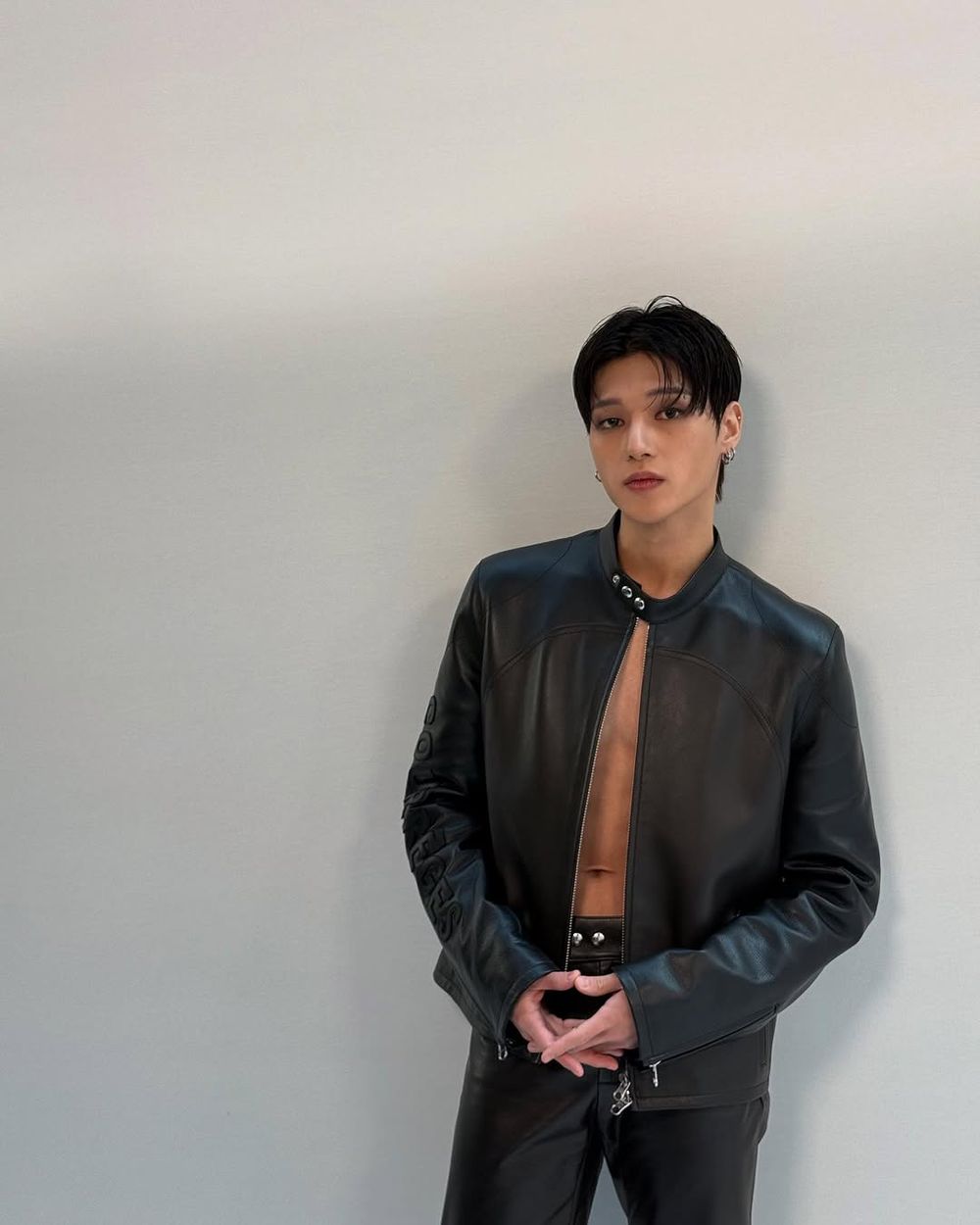 ATEEZ友榮太犯規！直接「半裸上身」出席courrèges大秀、巧克力腹肌根本極品男神！-3