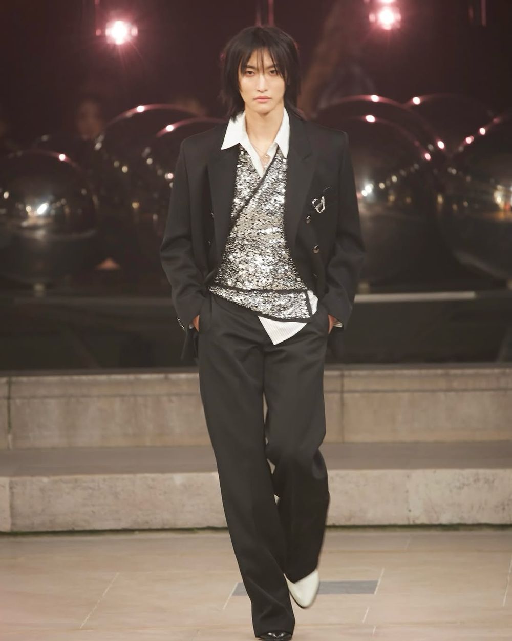 Isabel Marant大秀驚喜！ATEEZ大哥「星化」走上伸展台！台步超穩連外媒都狂讚！-2