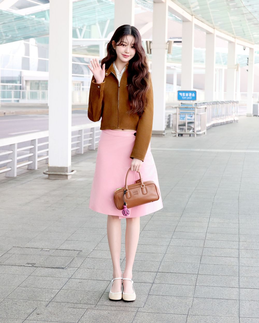 MiuMiu四仙女出發時裝週！張員瑛、Minnie、Momo、MEOVV Ella機場生圖美翻！-15