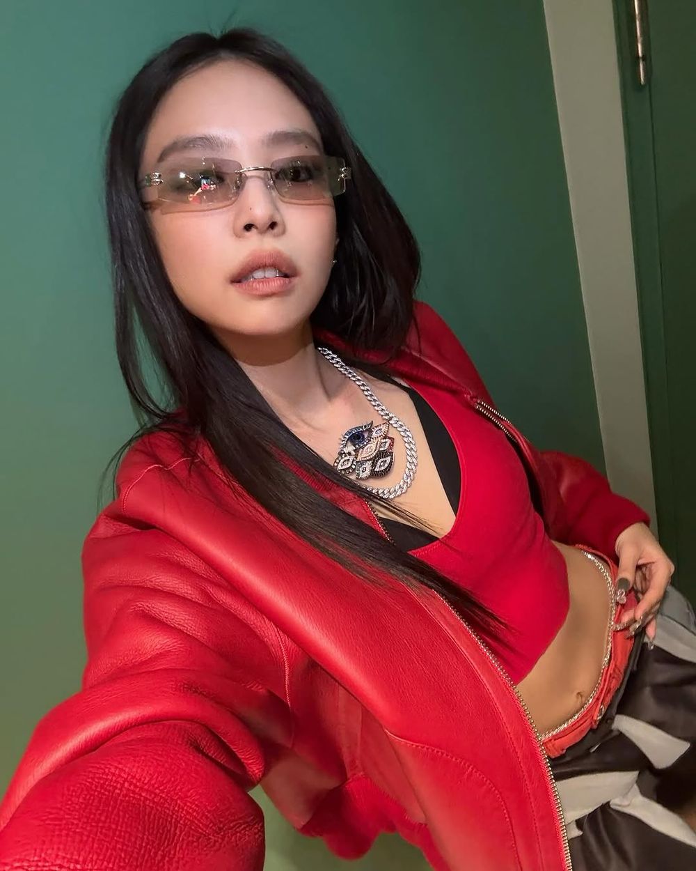 Jennie新歌MV「凱蒂貓內衣」找到了！6套打歌造型一次看、內褲邊外露辣翻天！-9