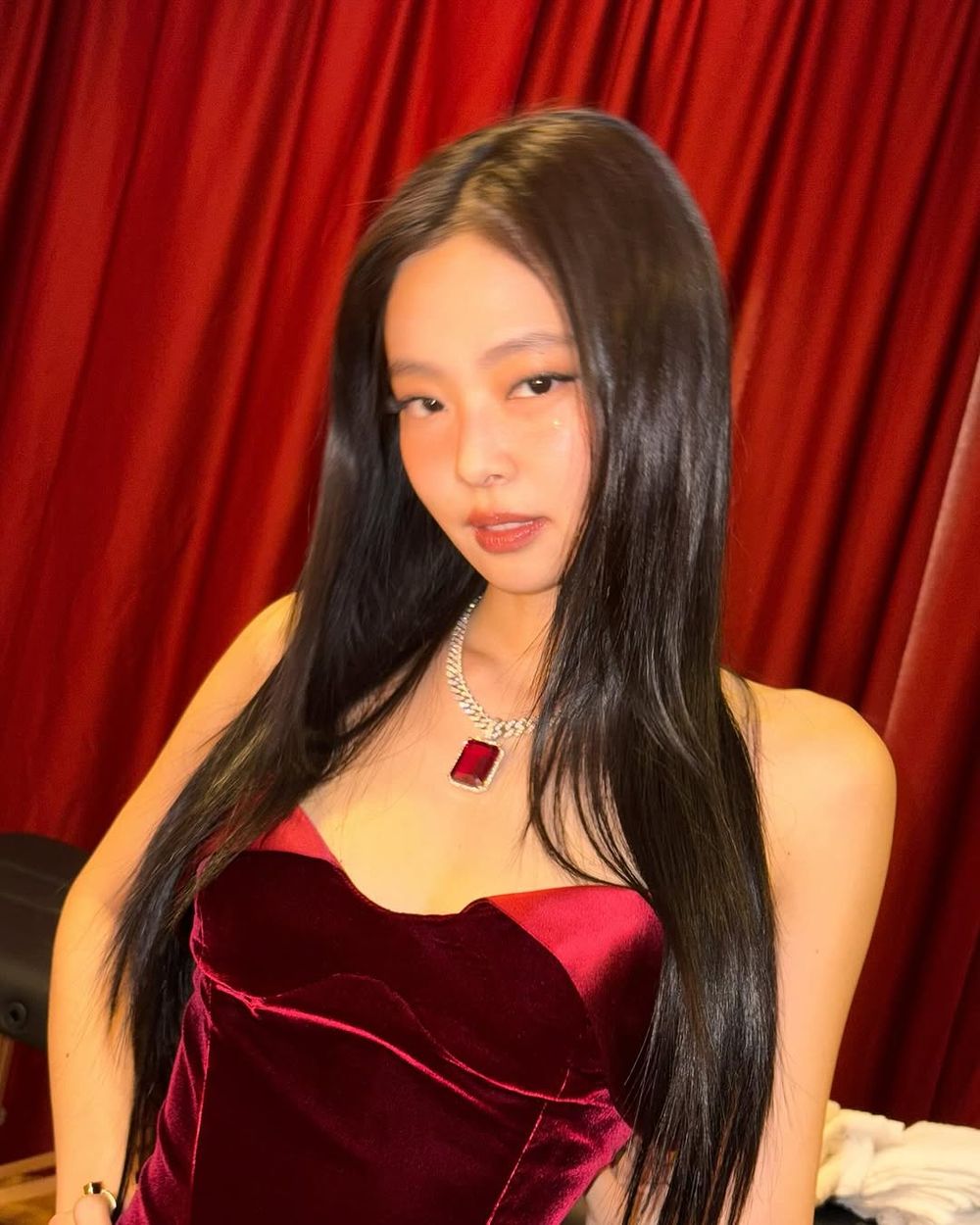 Jennie新歌MV「凱蒂貓內衣」找到了！6套打歌造型一次看、內褲邊外露辣翻天！-10