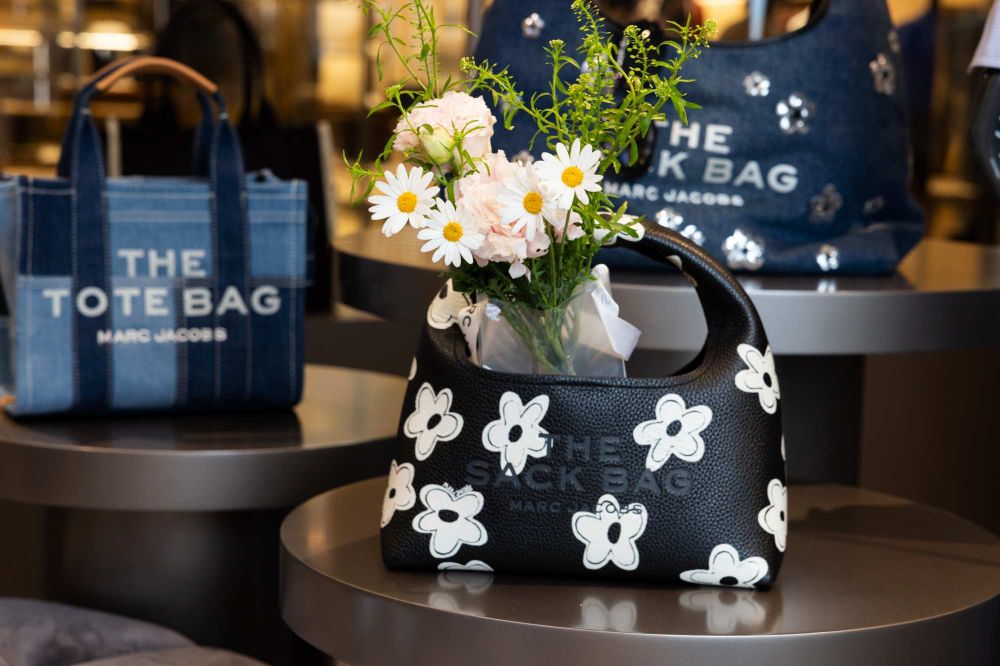 MARC JACOBS高雄概念店太好逛！小雛菊「托特包、便當包」爆款包這裡通通有！-6