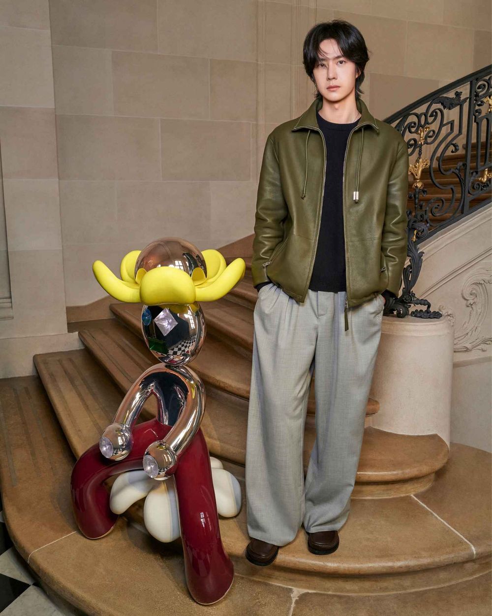 LOEWE沒辦秀依舊精彩！楊冪鉛筆美腿太驚人、爆款「芭蕾球鞋」換上羊毛新衣？-2