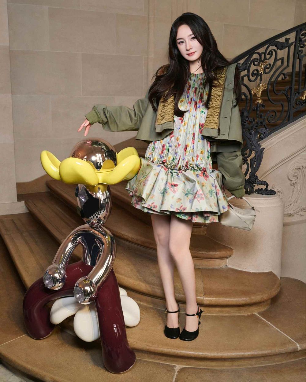 LOEWE沒辦秀依舊精彩！楊冪鉛筆美腿太驚人、爆款「芭蕾球鞋」換上羊毛新衣？-3