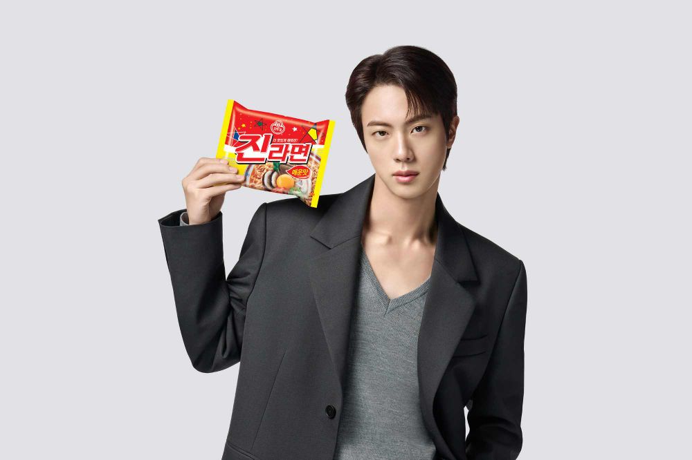 BTS Jin不倒翁金拉麵最新代言廣告曝光！大吃泡麵模樣萌翻ARMY、Jin限定包裝杯麵台灣也買得到！-11