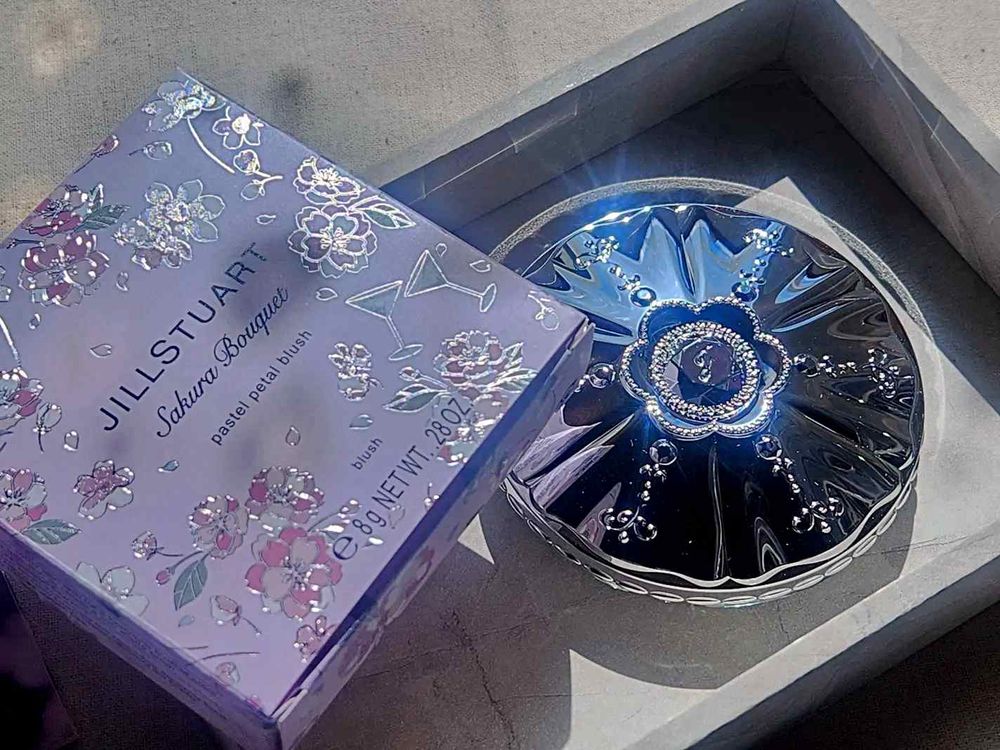 2025日本上市秒完售！JILL STUART夢幻櫻花限量腮紅，「夜幕藍打亮＋櫻花粉腮紅」一次完成玻璃珠光頰！-3