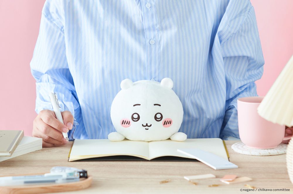 讓小八貓陪你上班！超可愛「吉伊卡哇坐姿矯正玩偶」這天開賣、呆萌趴桌模樣上班族必買！-4