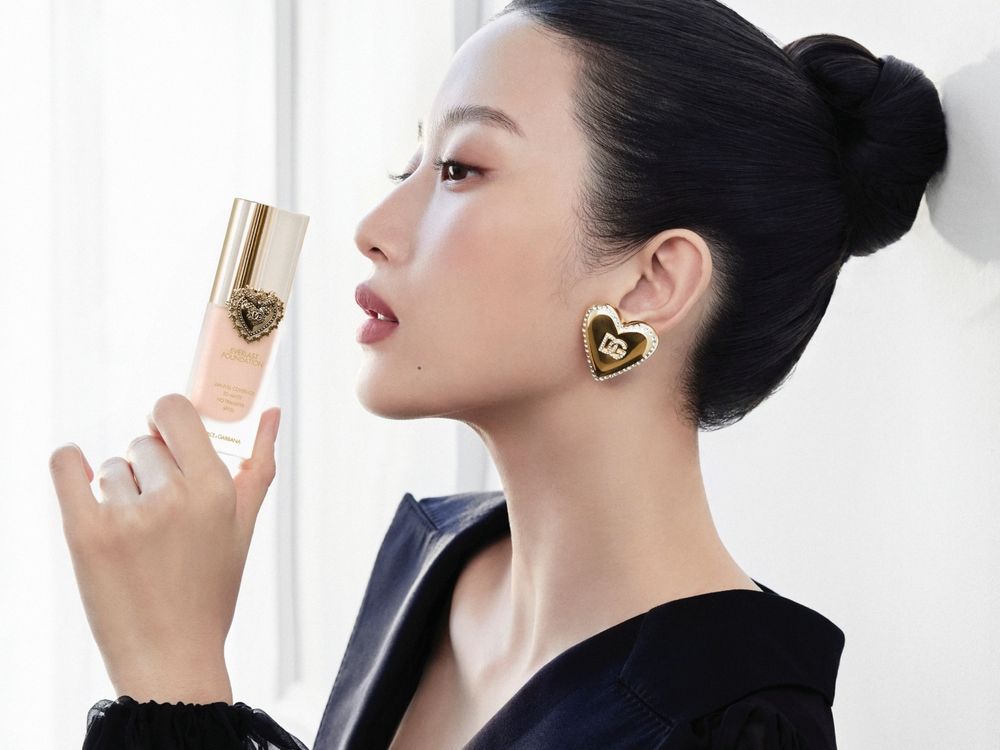 文佳瑛續任D&G Beauty全球品牌大使！公開春夏必用養膚系控油粉底、瓶身「摯愛聖心」徽章奢華又浪漫！-3