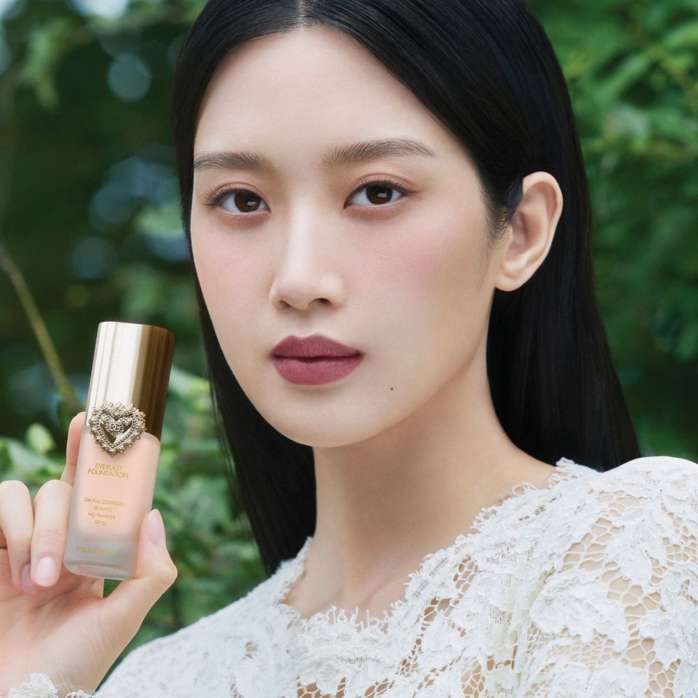 文佳瑛續任D&G Beauty全球品牌大使！公開春夏必用養膚系控油粉底、瓶身「摯愛聖心」徽章奢華又浪漫！-2