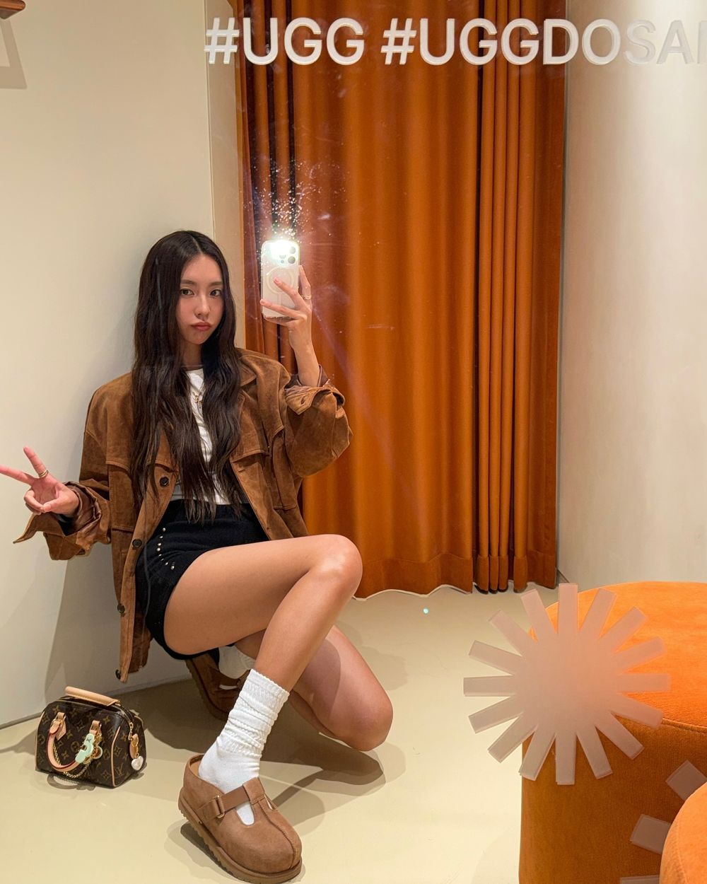 韓國女生都買了！UGG爆款「厚底木屐鞋」兩段式增高、一穿上腿看起來又細又直！-4