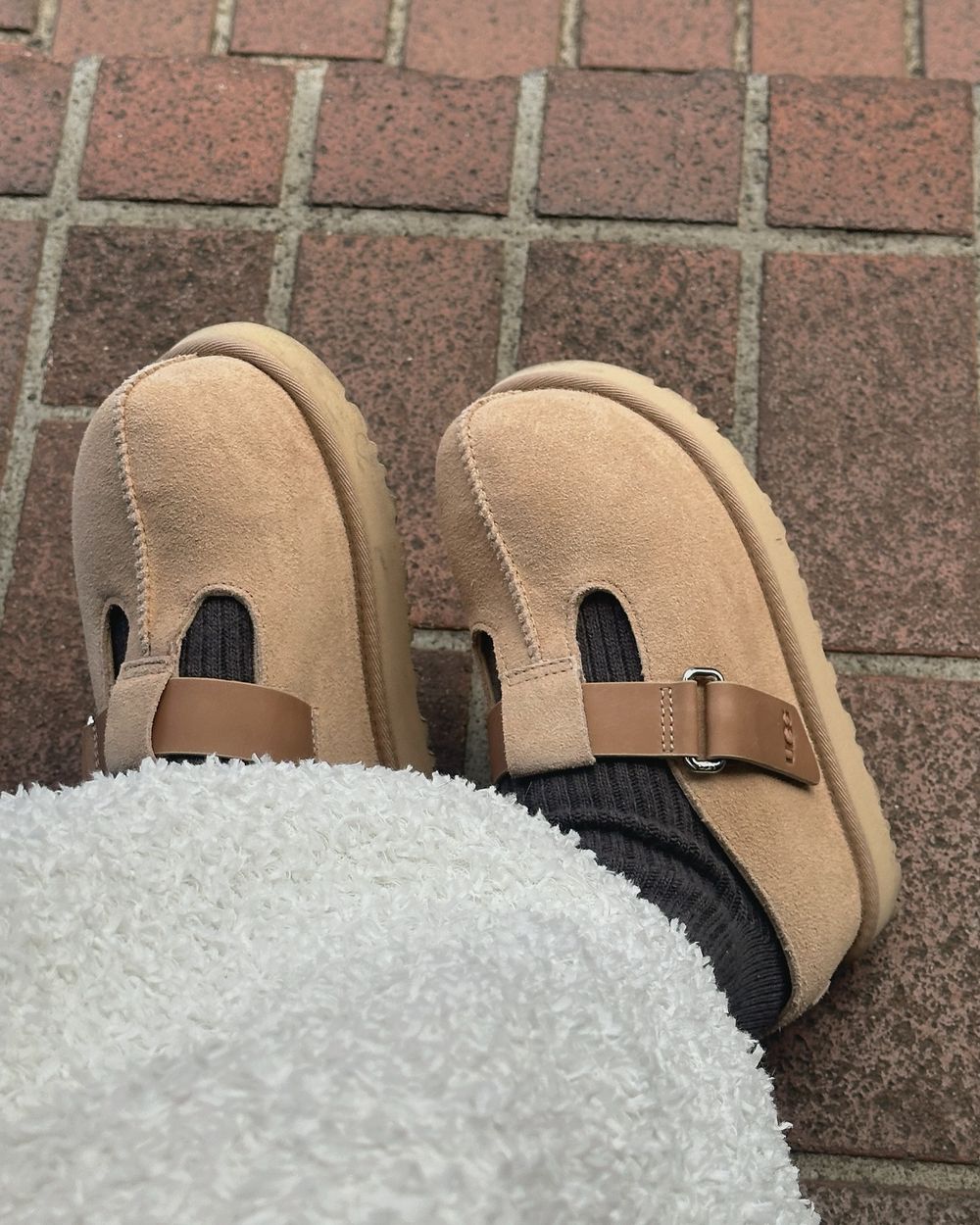 韓國女生都買了！UGG爆款「厚底木屐鞋」兩段式增高、一穿上腿看起來又細又直！-10