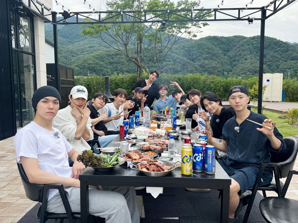 男團SEVENTEEN以完整體回歸！出道十週年專輯5月26日發行，淨漢、圓佑當兵中也參與！-6