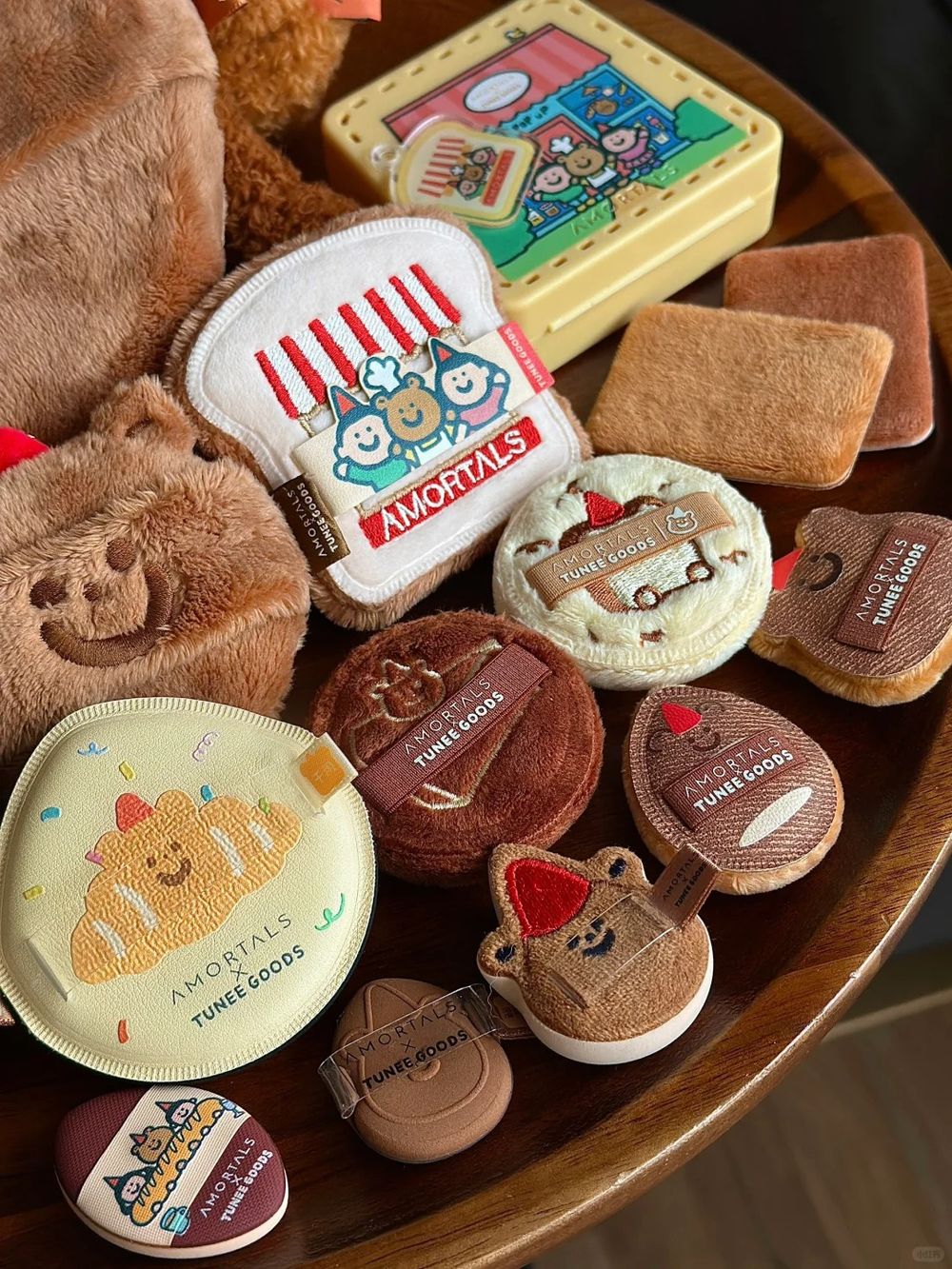 彩妝工具界的JELLYCAT！爾木萄全新「烤麵包粉撲家族」，彈Q氣墊粉撲、鬆軟蜜粉撲...，這價格真的可以ALL IN！-3