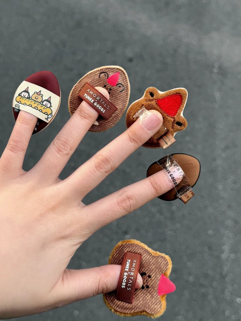 彩妝工具界的JELLYCAT！爾木萄全新「烤麵包粉撲家族」，彈Q氣墊粉撲、鬆軟蜜粉撲...，這價格真的可以ALL IN！-13