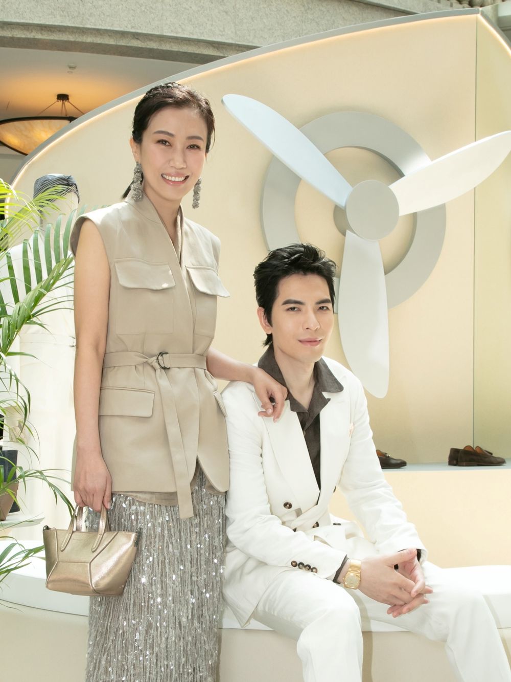 蕭敬騰、Summer婚後首合體！現身BRUNELLO CUCINELLI快閃店、大地色打造質感老錢風！-3