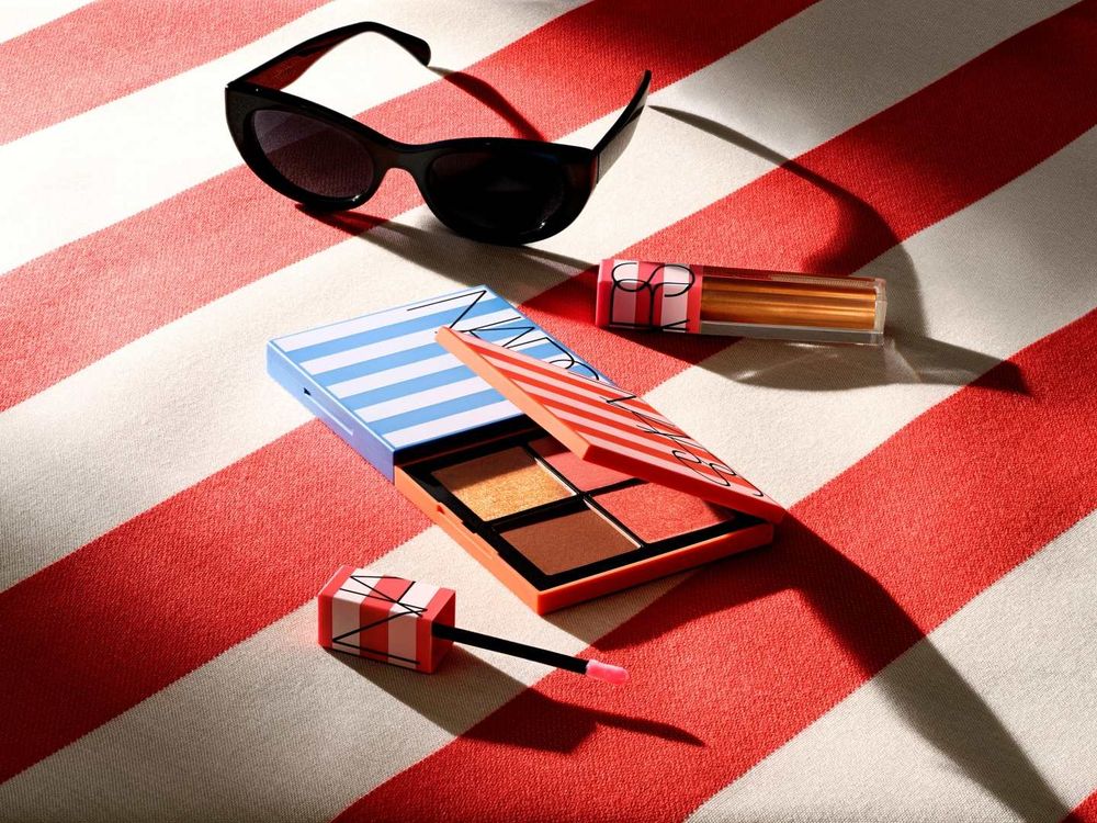 2025夏妝首發！NARS「夏日秘旅系列」頰彩盤、嫩唇油穿上限量法式條紋外殼，打造被太陽親吻的裸透水光！-13