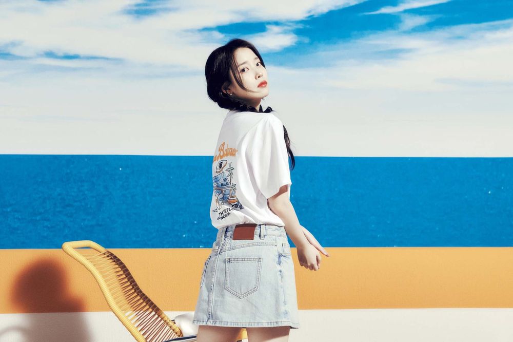 韓網大爆款！IU同款NB BOY上衣好看瘋掉！「短褲細腿穿搭」小隻女快學起來！-4