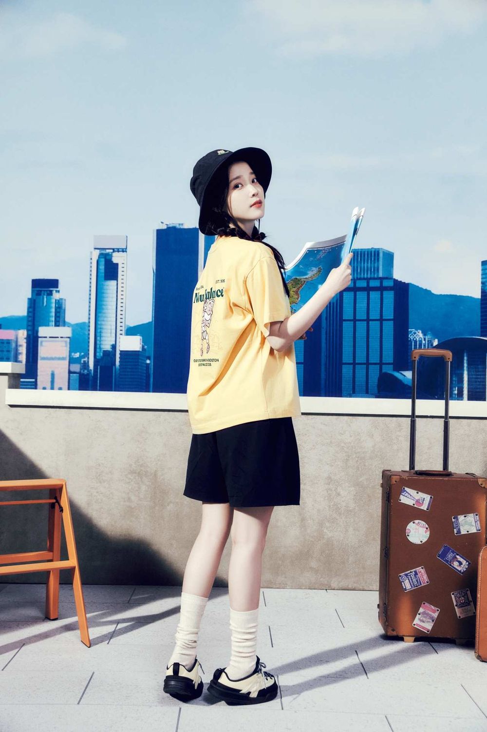 韓網大爆款！IU同款NB BOY上衣好看瘋掉！「短褲細腿穿搭」小隻女快學起來！-3
