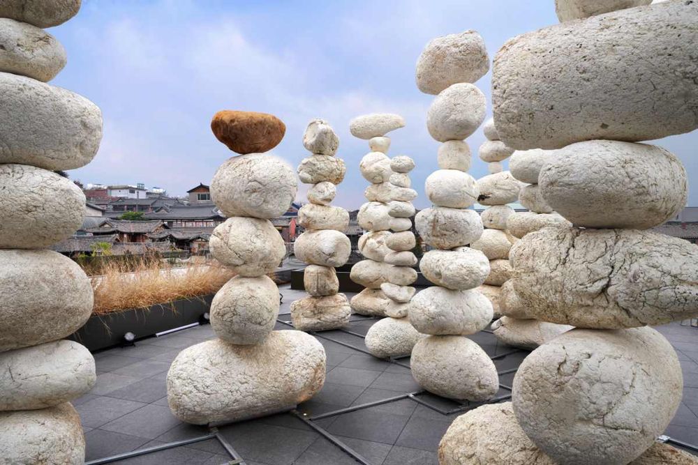 BVLGARI最強神顏陣容！張員瑛、丁海寅、金智媛現身寶格麗藝術展，金智媛「裸背禮服」辣翻全網！-11