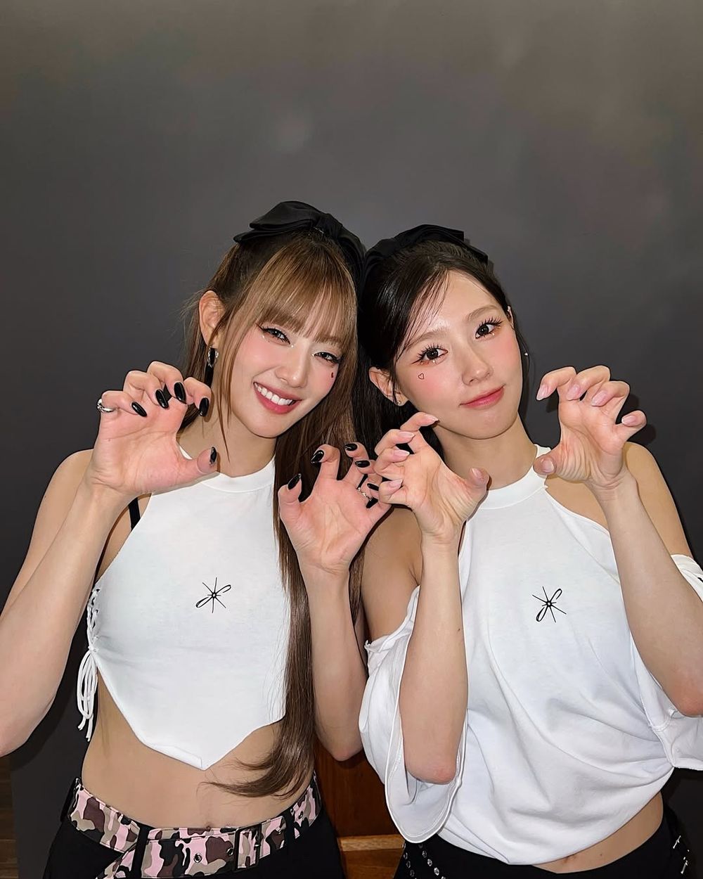 朋友出遊怎麼拍才好看？(G)I-DLE、aespa人氣女團5招「閨蜜拍照姿勢」學起來、隨便拍都美到像雜誌照！-2