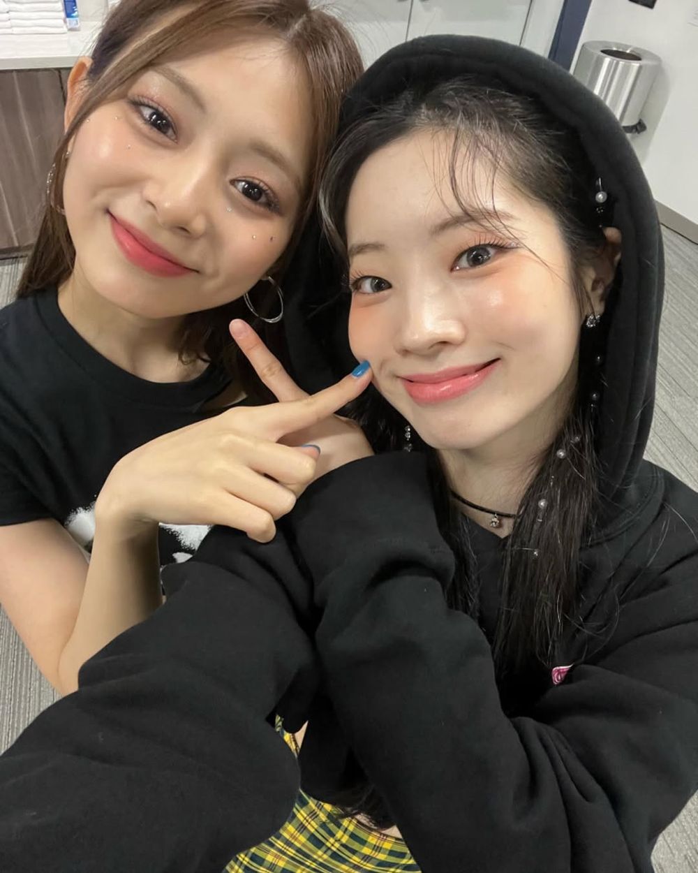 朋友出遊怎麼拍才好看？(G)I-DLE、aespa人氣女團5招「閨蜜拍照姿勢」學起來、隨便拍都美到像雜誌照！-4