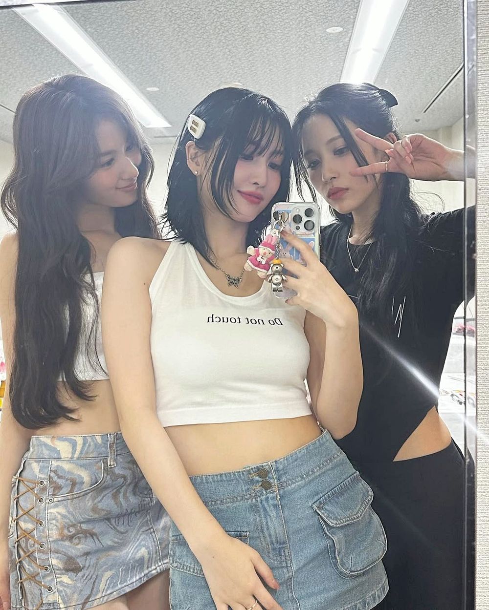 朋友出遊怎麼拍才好看？(G)I-DLE、aespa人氣女團5招「閨蜜拍照姿勢」學起來、隨便拍都美到像雜誌照！-5