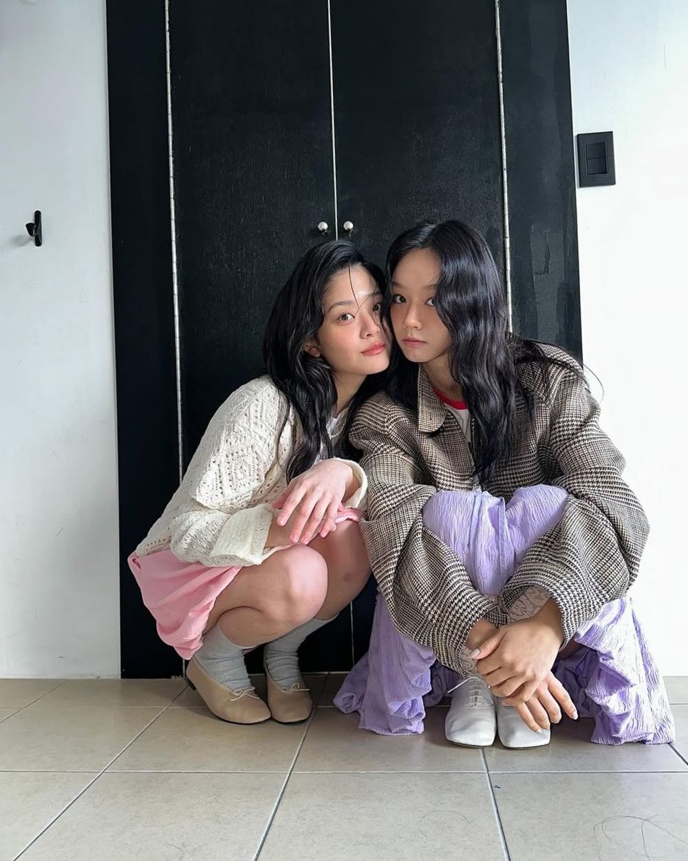 朋友出遊怎麼拍才好看？(G)I-DLE、aespa人氣女團5招「閨蜜拍照姿勢」學起來、隨便拍都美到像雜誌照！-7