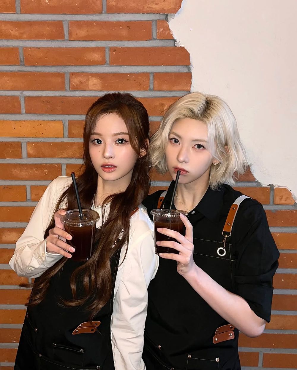 朋友出遊怎麼拍才好看？(G)I-DLE、aespa人氣女團5招「閨蜜拍照姿勢」學起來、隨便拍都美到像雜誌照！-8