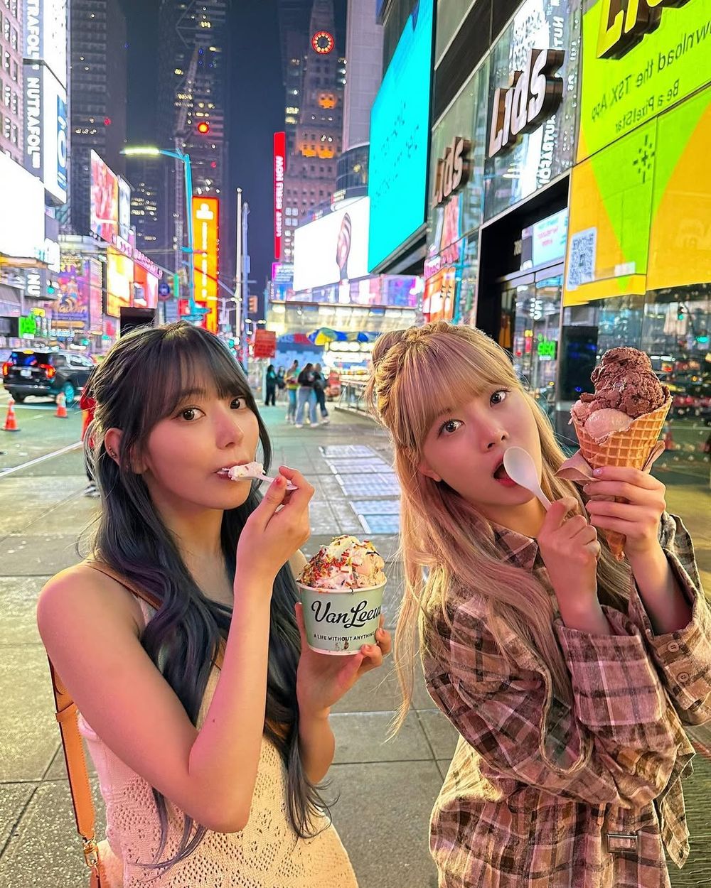 朋友出遊怎麼拍才好看？(G)I-DLE、aespa人氣女團5招「閨蜜拍照姿勢」學起來、隨便拍都美到像雜誌照！-9