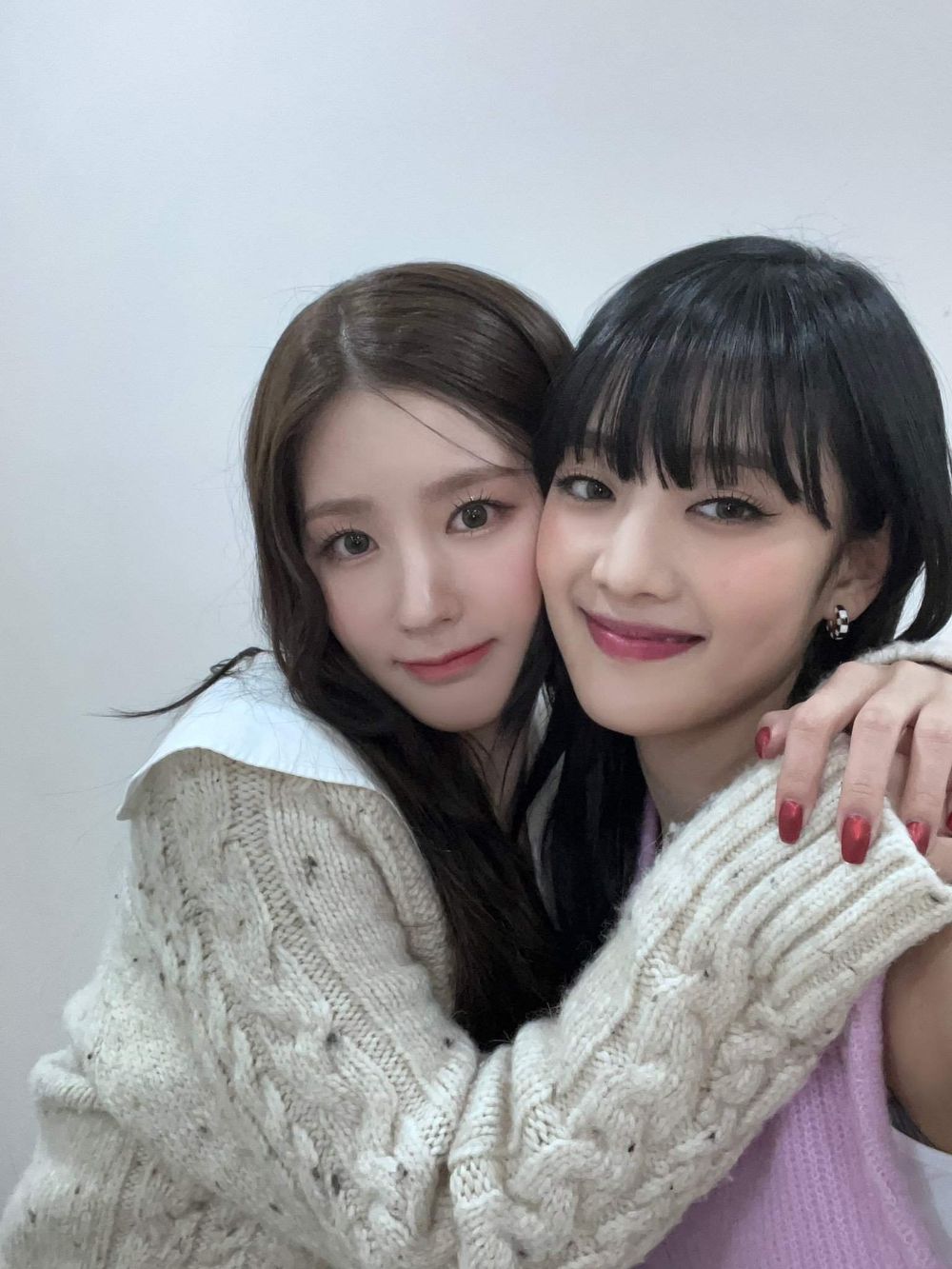 韓網熱議7組人氣超高KPOP女團同齡組合！Rosé、Lisa感情超好，薇娟Minnie「狗狗姊妹」相愛相殺！-2