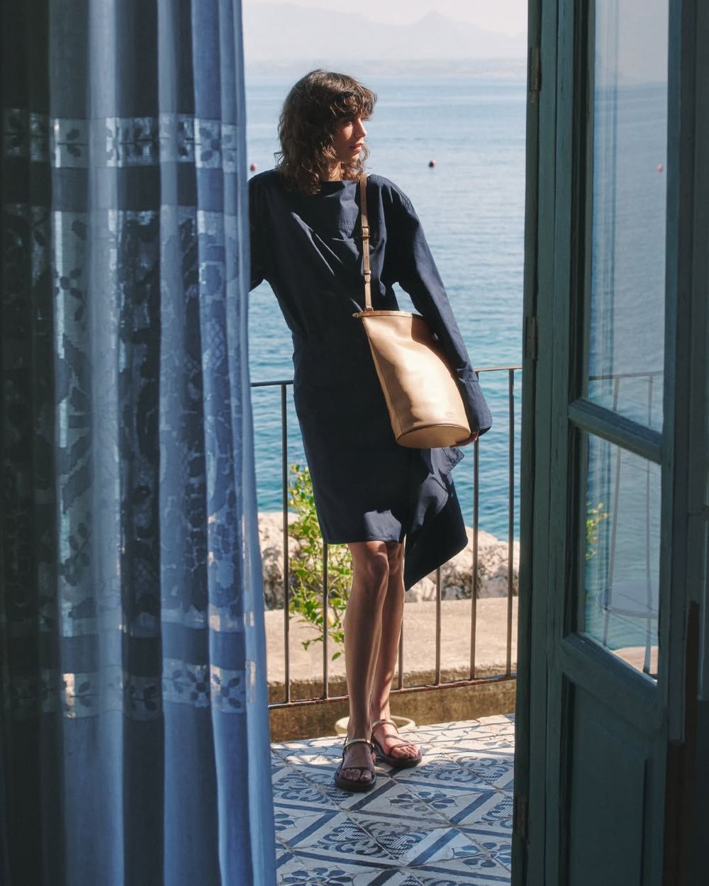 TOD’S春夏新包根本通勤包天堂！「酒紅金條水桶包」低奢大容量、死忠粉絲都買超實用籃子包！-4