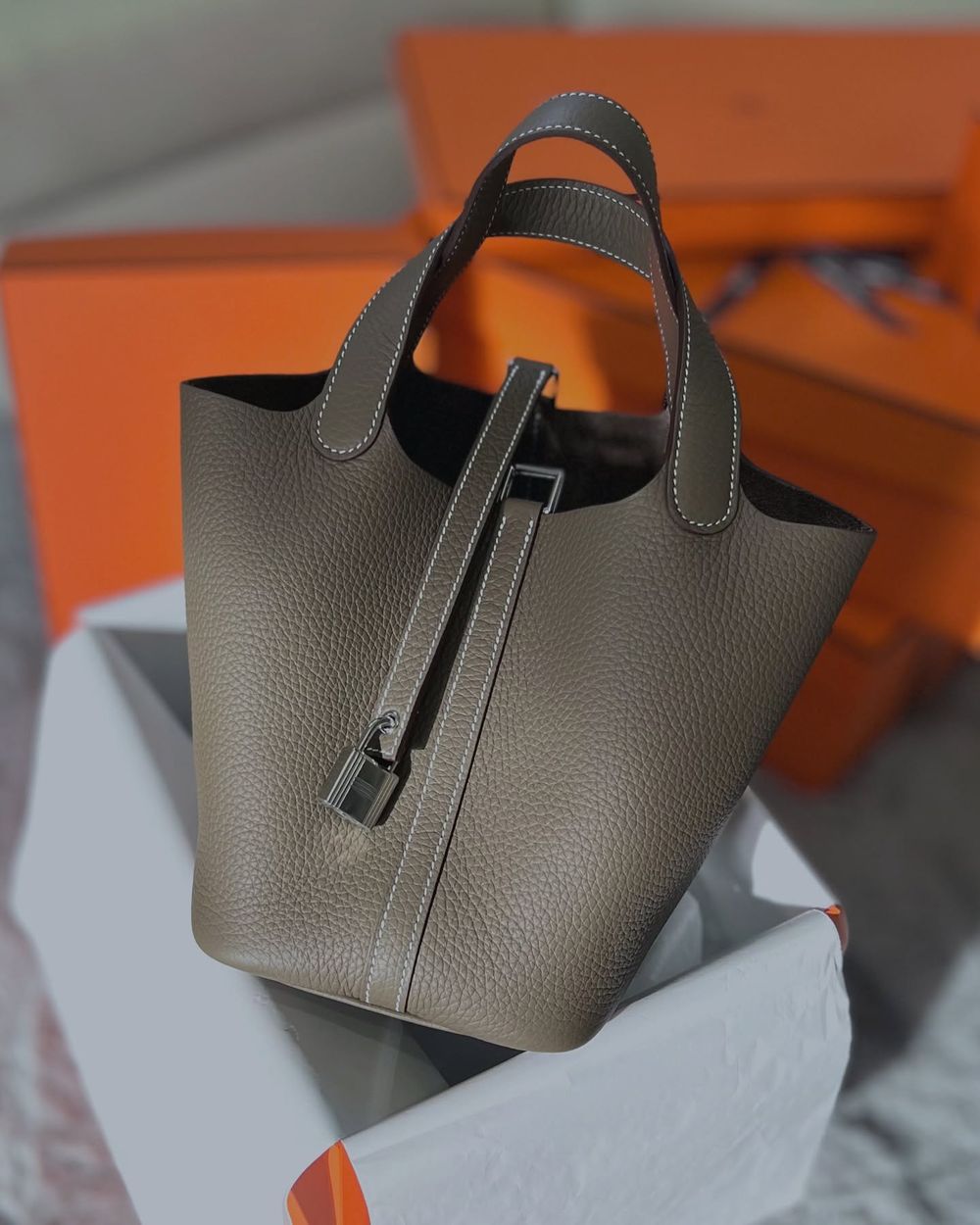 2025七款奢牌「菜籃子托特包」推薦！Dior、LV長期主義推爆！低預算就選這咖！-14
