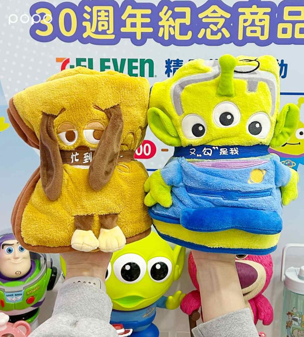 7-11最新集點小物是「玩具總動員」！三眼怪小夜燈、熊抱哥毛絨抱枕、造型餐具組全都想手刀帶回家！-6