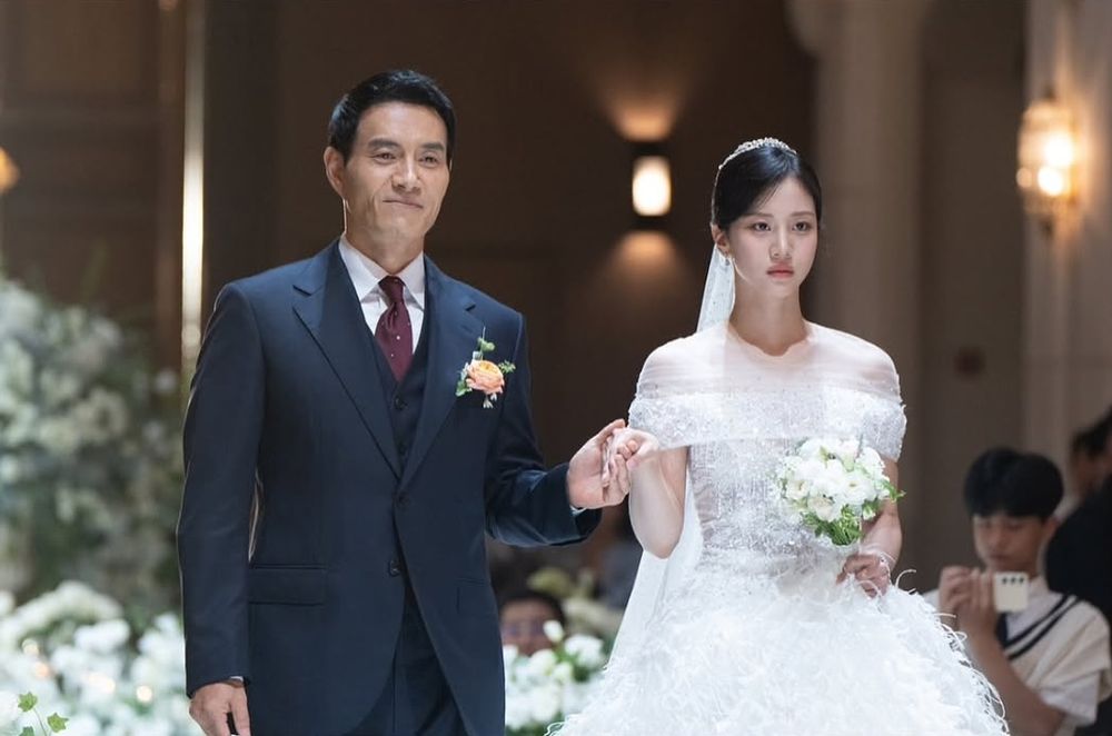 《苦盡柑來遇見你》大結局IU復古婚紗太美！爸媽全家福逼哭網友、2025韓劇婚紗大回顧！-5