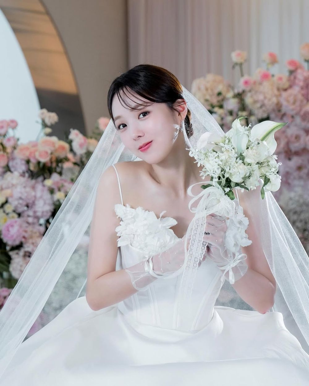 《苦盡柑來遇見你》大結局IU復古婚紗太美！爸媽全家福逼哭網友、2025韓劇婚紗大回顧！-6
