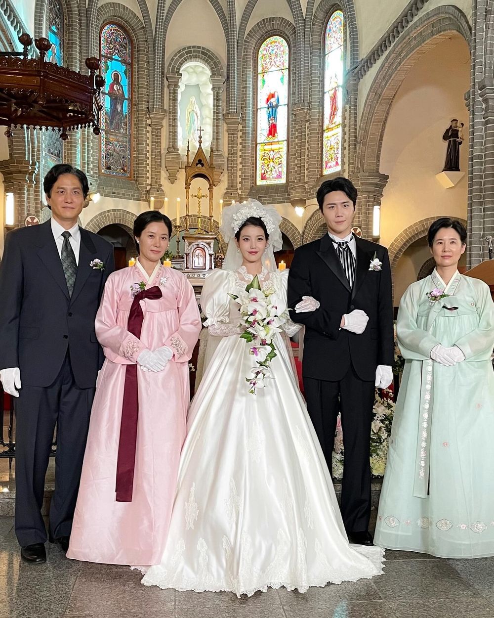 《苦盡柑來遇見你》大結局IU復古婚紗太美！爸媽全家福逼哭網友、2025韓劇婚紗大回顧！-8