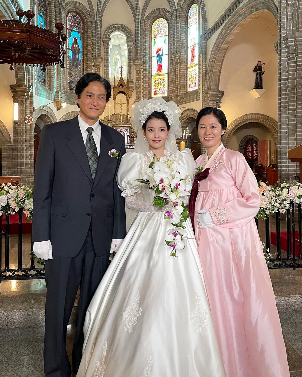 《苦盡柑來遇見你》大結局IU復古婚紗太美！爸媽全家福逼哭網友、2025韓劇婚紗大回顧！-9