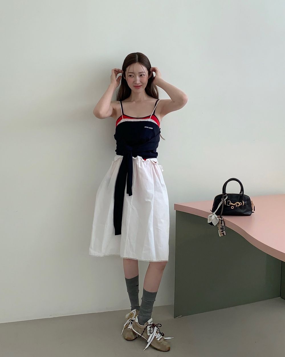花小錢就能超時髦！2025韓國女生穿搭5大標配！澎澎髮圈、老帽、還有「這個」韓妞必備！-9