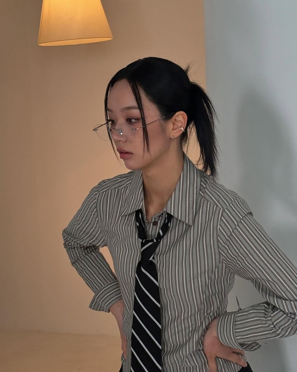 花小錢就能超時髦！2025韓國女生穿搭5大標配！澎澎髮圈、老帽、還有「這個」韓妞必備！-8