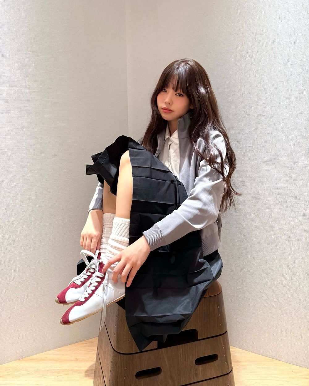 花小錢就能超時髦！2025韓國女生穿搭5大標配！澎澎髮圈、老帽、還有「這個」韓妞必備！-12